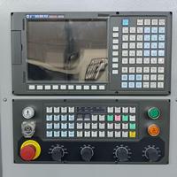 Centre d'usinage vertical CNC GSK VMC7136 à broche unique BT40 économique pour usinage léger de pièces complexes