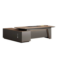 Bureau de direction pour les gestionnaires d'entreprise : un ensemble de bureau et de chaise de style minimaliste, moderne et luxueux pour les PDG et les cadres supérieurs.