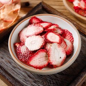 Fraises séchées comestibles, séchées à basse température, sans additifs artificiels, décoration de desserts, matière première pour tisanes, support OEM - Product Image 4