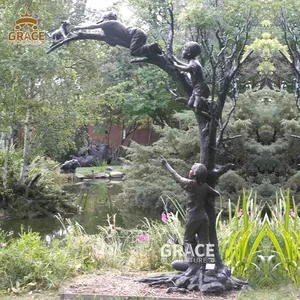 金属铸造真尺寸青铜儿童雕塑攀爬树雕像