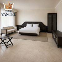 Modernes Hotel-Schlafzimmer-Möbelset Maßgefertigtes Bett Kleiderschrank TV-Schrank Nachttisch Sofa und Gepäckablage für Gästezimmer