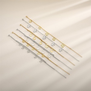 Bracelet de bijouterie fine en acier inoxydable plaqué or avec breloque papillon - Product Image 4