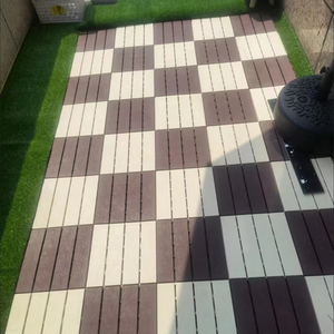 Suelo de WPC Resistente a la Decoloración y a la Intemperie para Exteriores, con Textura de Madera Realista, Apto para Todas las Condiciones Climáticas - Product Image 1