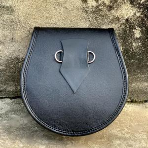 Sporran écossais en cuir noir de qualité supérieure avec emblème de chardon en fourrure naturelle sur le devant et franges décoratives en cuir - Product Image 3