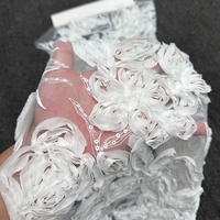 GCW-ASU120968-101 Tissu en dentelle de tulle blanc avec appliques florales 3D et broderie de sequins pour robe de mariée