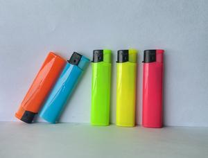 Briquet électro rechargeable résistant aux enfants en gros d'usine pour <span class=keywords><strong>cigarette</strong></span> en plastique avec des couleurs fantaisie - Product Image 4