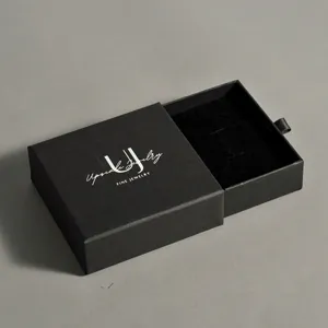 스폰지 인서트가있는 핫 스탬핑 및 인쇄 로고가있는 검은 색 판지 종이 보석 선물 천 포장 상자