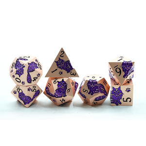 Vente en gros de dés en métal personnalisés de haute qualité avec chat violet, jeu de dés en alliage de zinc couleur cuivre avec chiffres noirs pour le jeu du MDN - Product Image 1