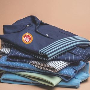 เสื้อยืดคอปกสีดำทรงสลิมฟิตแบบแห้งเร็วสำหรับกีฬา ผลิตโดย OEM พร้อมลายพิมพ์แบบซับลิเมชั่น เหมาะสำหรับใส่เล่นกอล์ฟ - Product Image 3