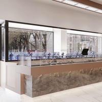 Conception de magasin de bijoux haut de gamme et élégant avec comptoirs d'exposition personnalisés, vitrines en verre et mobilier d'intérieur de luxe