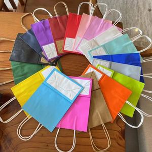 Paquete de 50 Bolsas de Regalo Mini de Papel Kraft Morado con Asas de 6x5x2.5 Pulgadas, al por Mayor para Recuerdos de Fiesta de Cumpleaños - Product Image 2
