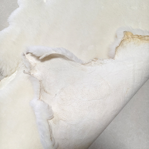 Pelliccia Naturale di Pecora Tosata con Pelo Denso e Uniforme che Offre una Sensazione Morbida e Confortevole al Tatto - Product Image 3
