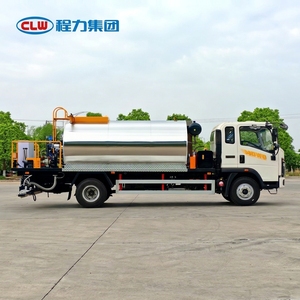 Camión Distribuidor de Asfalto Inteligente HOWO 4x2 de 6000L con Calentamiento por Aceite <span class=keywords><strong>Térmico</strong></span> y Pulverizador de Betún para Mantenimiento de Carreteras Municipales - Product Image 2