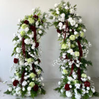 Arche florale de mariage en corne brisée rouge bordeaux et verte, idéale pour les propositions de mariage, les événements et la décoration de fêtes.