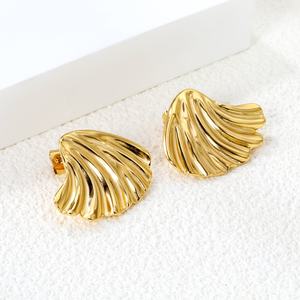Boucles d'oreilles tendance plaquées or 18 carats étanches pour femme, motif ailes d'ange, en acier inoxydable, bijoux papillon, texture perle, coquillage - Product Image 4