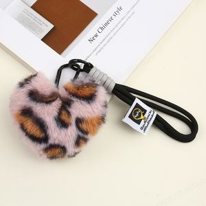 Porte-clés en peluche en forme de cœur à imprimé léopard pour la décoration de sacs, vente en gros - Product Image 1