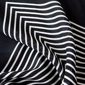 Sciarpa Nera in Seta Crepe de Chine Leggera e Trasparente per Primavera Estate, Minimalista ed <span class=keywords><strong>Elegante</strong></span> - Product Image 5