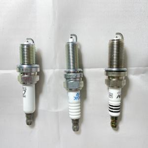 Bujías Universales NGK de Alta Compatibilidad para Motor, Piezas de Encendido Automotriz, Aplicación Versátil para Toyota/Honda - Product Image 1