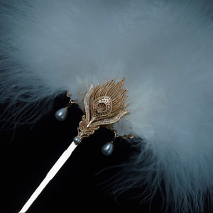 Abanico de plumas de metal redondo grande en blanco y negro decorado a mano para novia y damas de honor accesorio de ropa de boda occidental - Product Image 1