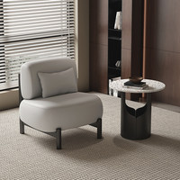 Fauteuil décontracté en velours moelleux, style vintage, avec structure métallique, imperméable, de couleur crème, conçu par des designers, pour salon et salon de beauté