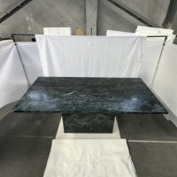 Table à manger de luxe en marbre vert Alpi, plateau rectangulaire épais, base carrée monolithique, mobilier de salle à manger en pierre naturelle