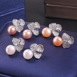 Orecchini a Perno da Donna Yaxunacc Classici Placcati Oro in Ottone con Micro-incastonatura di Zirconi e Perla a Tre Petali con Perla d'Acqua Dolce - Product Image 1