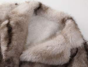 Cappotto in Pelliccia Sintetica Classico Ecologico di Alta Qualità, Spesso e Morbido per l'Inverno, Vendita all'Ingrosso per Donne - Product Image 3