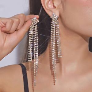 Boucles d'oreilles tendance 2024, style européen et américain, pour fête et mariage, polyvalentes, extra longues, série chaîne à griffes, à pampilles et strass effet diamant - Product Image 2