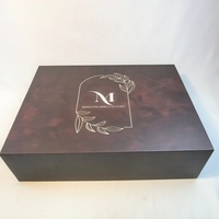 Boîte cadeau pliante magnétique noire personnalisée en carton avec finition mate et fermeture magnétique