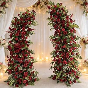 緑の植物と深い赤の角形の造花が結婚式のアーチを形成し、婚約やプロポーズの装飾に適しています。 - Product Image 6