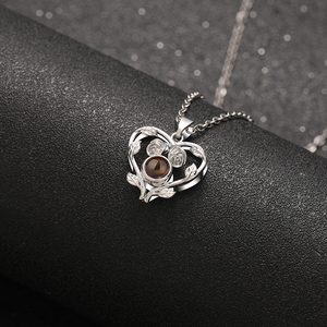 Collana con Ciondolo a Forma di Cuore e Rosa con Proiezione Foto Personalizzata in Zirconi, Gioielli alla Moda per Feste - Product Image 2