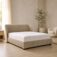 Lit plateforme capitonné plissé avec tête de lit hautement cintrée, pieds en bois, cadre de lit moderne en tissu beige pour chambre à coucher, maison, hôtel