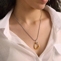 Collier pendentif irrégulier bicolore hypoallergénique étanche en acier inoxydable plaqué or 18 carats avec chaîne serpent pour femme