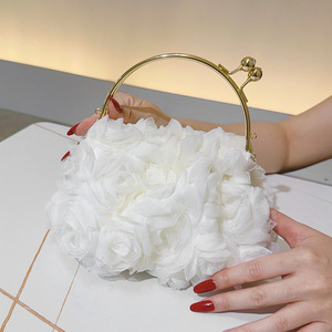 Bolso de mano romántico blanco con flores para novia, bolso de noche con cierre de beso de flor tridimensional 3D, bolso cruzado de rosas - Product Image 4