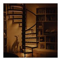 Escalier en colimaçon moderne en acier noir avec colonne centrale, marches en bois chaud et garde-corps à câbles – Escaliers design pour maison et bibliothèque