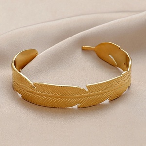 Joyería Hipoalergénica al por Mayor, Pulseras de Plumas Chapadas en Oro - Product Image 3