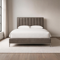 Lit sur mesure extensible en cuir design avec panneaux verticaux cannelés, base en chêne et métal, et tête de lit personnalisable pour hôtel