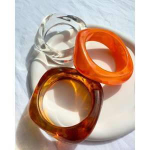 Brazaletes de resina de grado superior sin borde afilado Superficie brillante Estilos de colores surtidos Bueno para uso regular y de fiesta para exportación Venta - Product Image 4