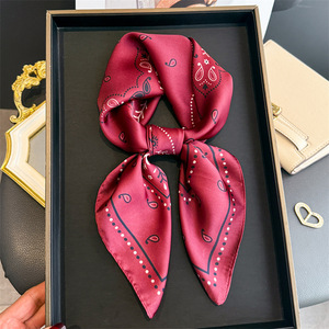 <span class=keywords><strong>Foulard</strong></span> carré classique rouge à motif cachemire effet <span class=keywords><strong>soie</strong></span>, bandana lumineux pour <span class=keywords><strong>femme</strong></span>, <span class=keywords><strong>foulard</strong></span> <span class=keywords><strong>en</strong></span> satin pour cheveux 70x70cm OEM/ODM - Product Image 4
