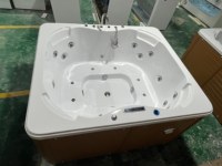 Villa de luxe en plein air, jacuzzi familial haut de gamme, baignoire à jets, jacuzzi pour 2 à 3 personnes, jets, jacuzzi extérieur pour se détendre