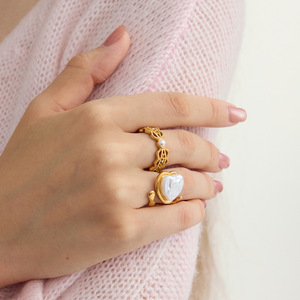 Anillo de Perlas en Forma de Corazón con Engaste de Bisel Chapado en Oro, Joyería para Uso Diario de Mujer - Product Image 3
