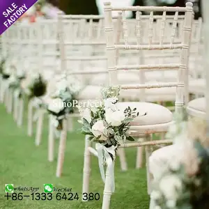 Vente de gros Meubles de luxe pour les mariés Chaise Tiffany Chiavari empilable en bois massif pour mariage en blanc avec coussin de siège