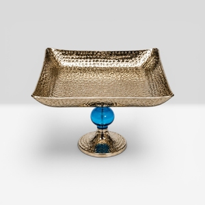Assiette de service rectangulaire en métal martelé avec pied en verre bleu, style glamour, fait main, vendue par un vendeur d'Inde - Product Image 4