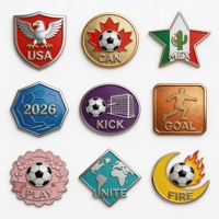 En gros, badges de revers en émail métallique personnalisés pour équipes de football, avec lettres élégantes imprimées UV, style imitation antique