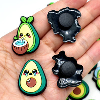 Vente en gros de décorations de chaussures nouveauté PVC fruits accessoires de chaussures mignon dessin animé avocat chaussures breloques pour enfants