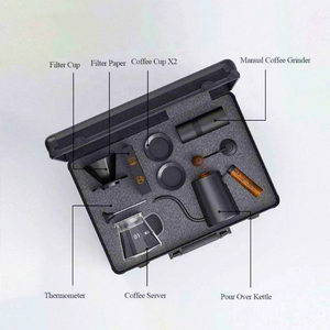 Kit Professionale 9-<span class=keywords><strong>in</strong></span>-1 per Preparazione Caffè con Valigetta da Viaggio <span class=keywords><strong>in</strong></span> Alluminio, Dripper Ottagonale <span class=keywords><strong>in</strong></span> Ceramica, Server <span class=keywords><strong>in</strong></span> Vetro e Macinacaffè Manuale per Esterni - Product Image 3