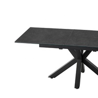 Table à manger en céramique de couleur béton avec deux panneaux coulissants extensibles et pieds croisés peints en poudre noire italienne