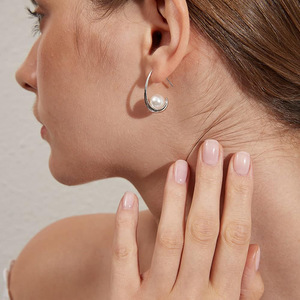 Eleganti orecchini a cerchio aperti effetto perla per donna, gioielli minimalisti alla moda per uso quotidiano, vendita all'ingrosso - Product Image 3