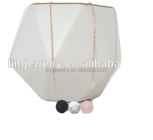 Collana aromaterapia diffusore quarzo e Howlite rosa stile bohémien oro placcato oro olio essenziale - Product Image 1