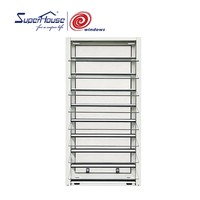 Fenêtre à persiennes en aluminium blanc avec moustiquaire intégrée et ventilation réglable pour salle de bain de villa